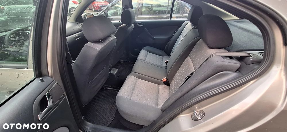 Skoda Octavia 1.6 Tour - 9