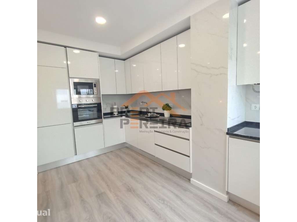 Situado em Benfica, apartamento T3 com varanda, totalmente remodelado. - Grande imagem: 3/29