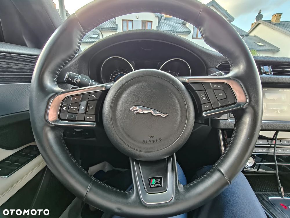 Jaguar XF 2.0 i4D R-Sport - 24