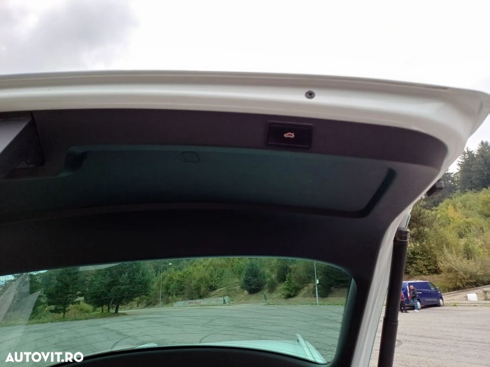 Skoda Octavia Combi Diesel 2.0 TDI 4X4 DSG Scout - 11