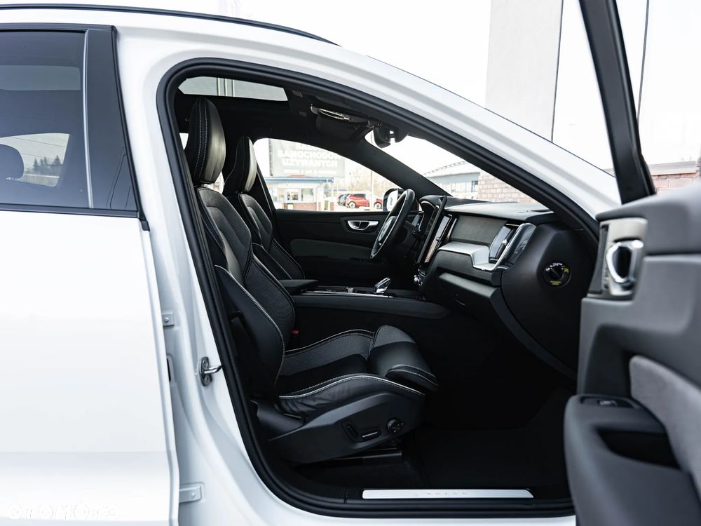 Volvo XC 60 B5 B AWD Plus Dark - 24