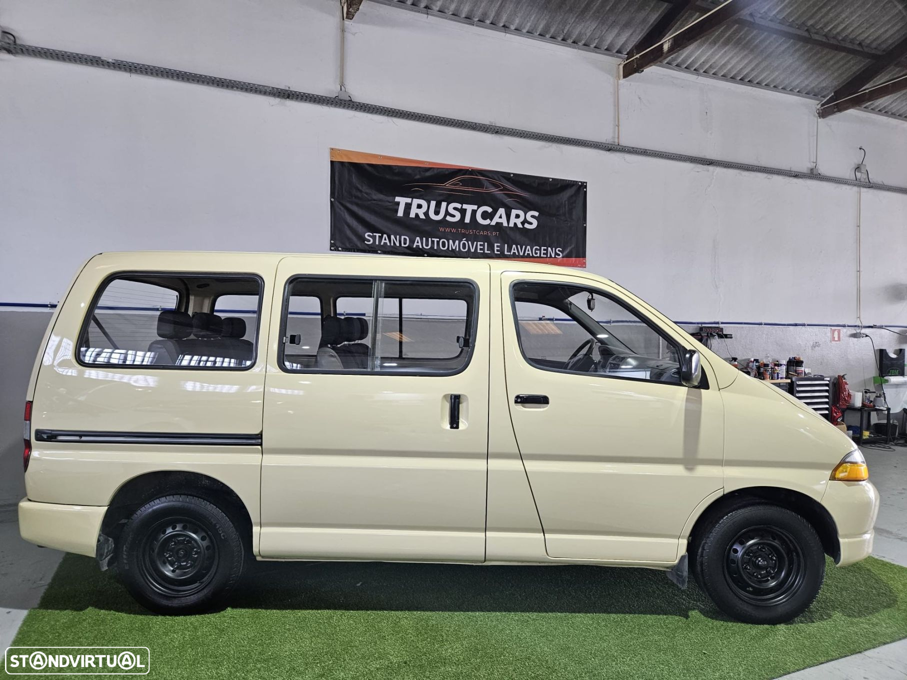 Toyota HiAce 2.4 D LH102L - 2
