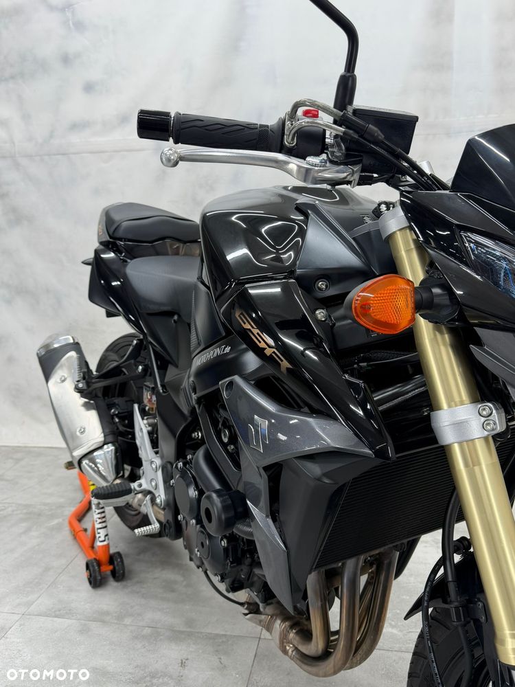 Suzuki GSR - 16