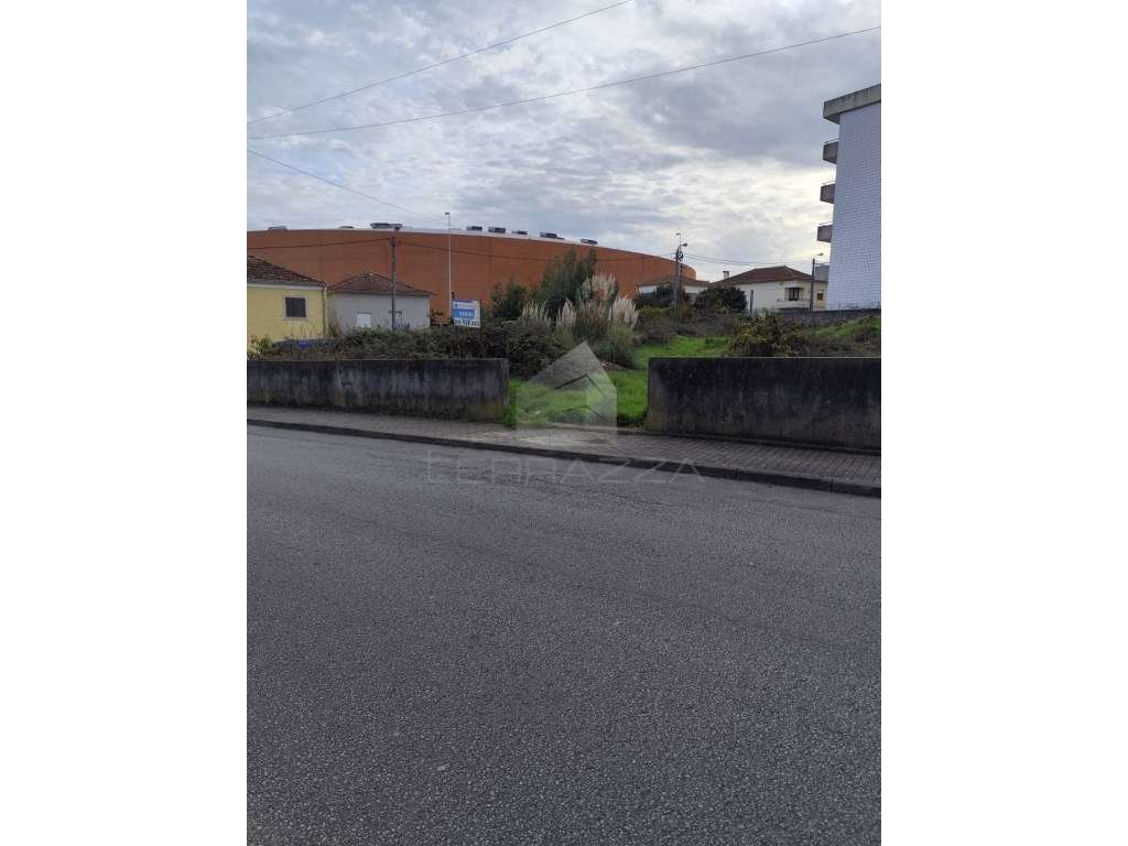 INVESTIDOR. Terreno loteado para 4 moradias, com projeto e especial... - Grande imagem: 2/15