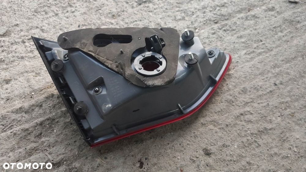EU LAMPA PRAWY TYŁ W KLAPE HYUNDAI I30 II 12- H/B - 4