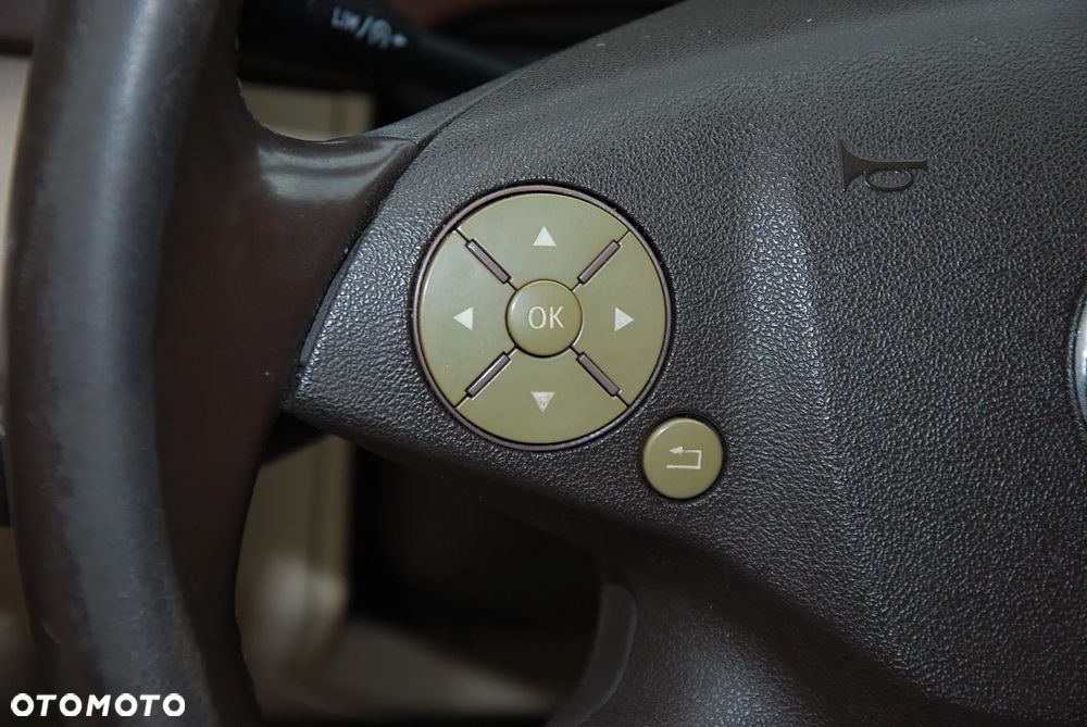 Mercedes-Benz Klasa E ver-200-cgi-blueefficiency-elegance - 38
