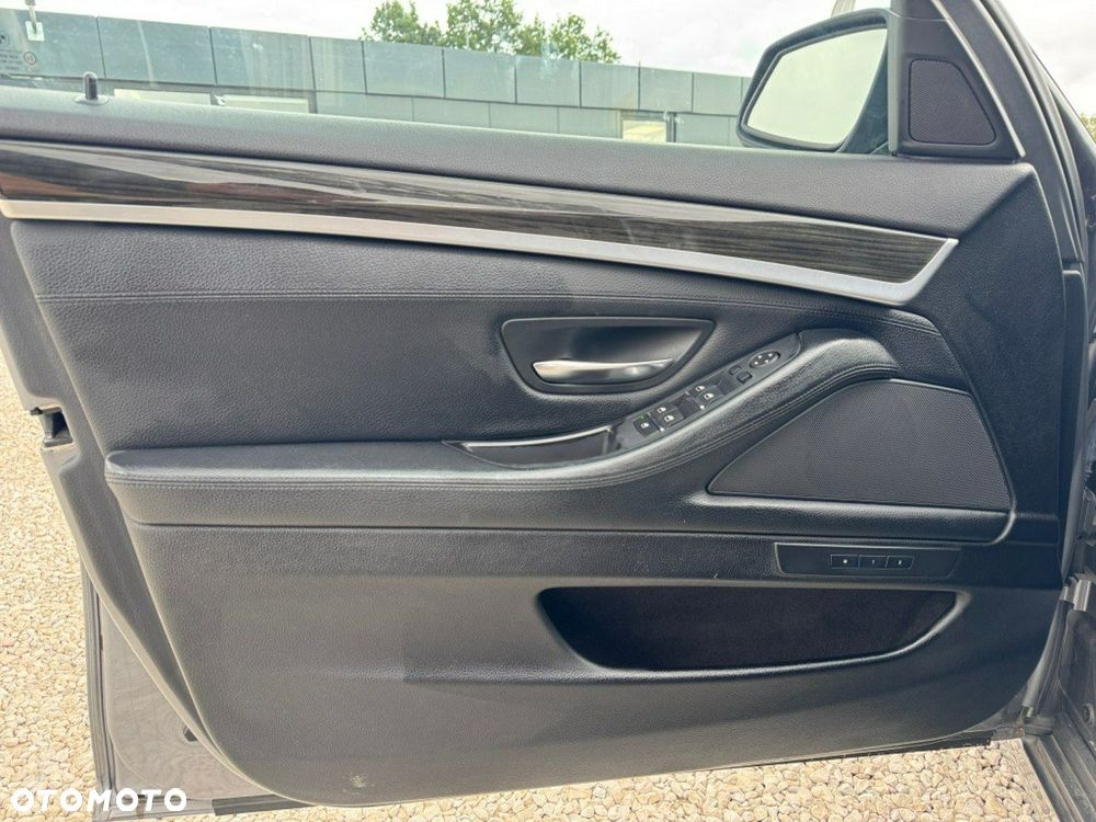 BMW Seria 5 528i Luxury Line - 14