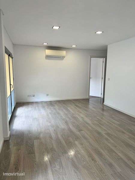 T1 com Terraço de 40 m² e 2 Estacionamentos – Avenida Gomes Pereira - Grande imagem: 3/8