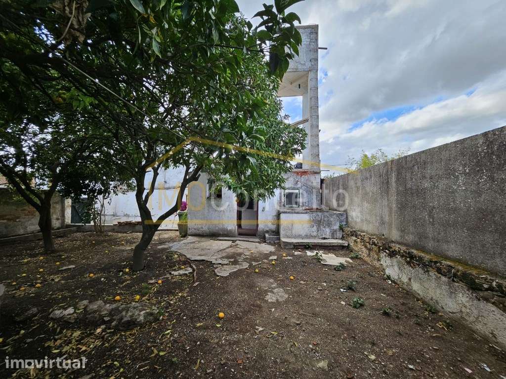Moradia T2+1 para Remodelação com Espaço Exterior e 2 Frentes em Az... - Grande imagem: 2/24
