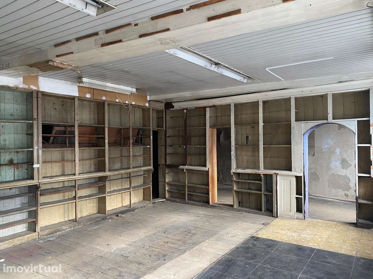 Prédio, de Gaveto, composto por Loja - 2 apartamentos - com 396,45 m2 - Grande imagem: 5/31