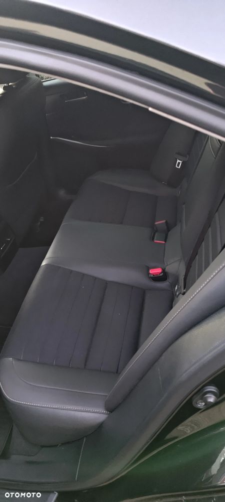 Lexus IS 300h Black - 25