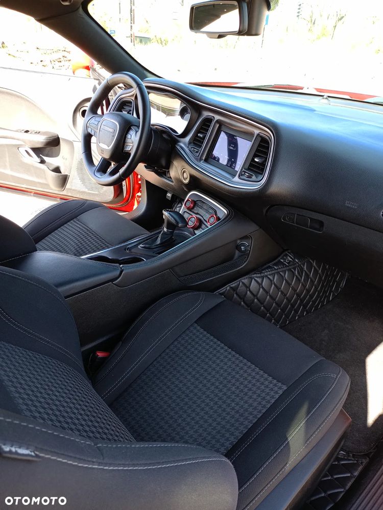 Dodge Challenger - 10