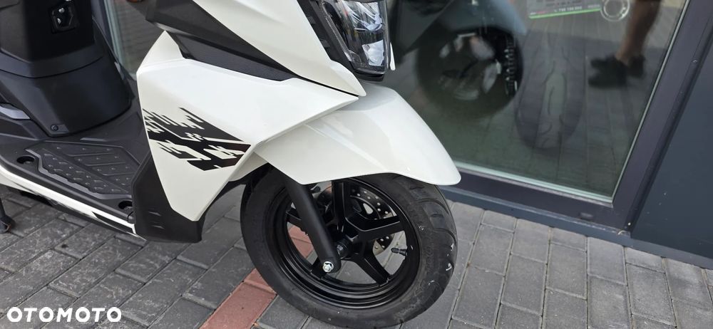 Suzuki Avenis - 12