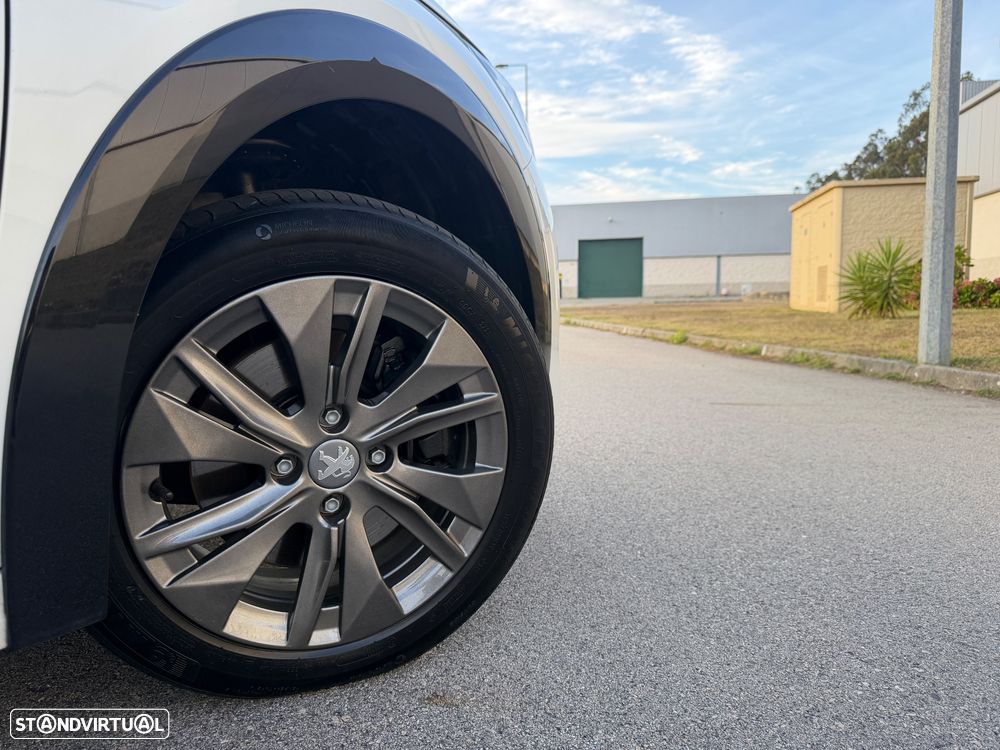 Peugeot e-208 Allure Pack - 23
