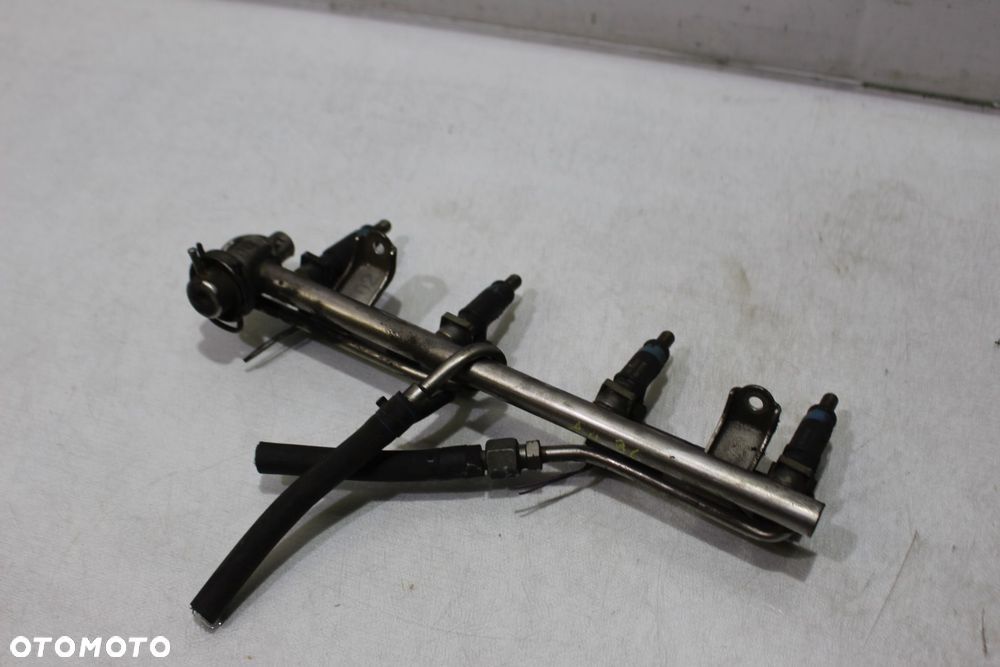 LISTWA WTRYSKOWA AUDI A4 B6 058133681  06B133551K - 2