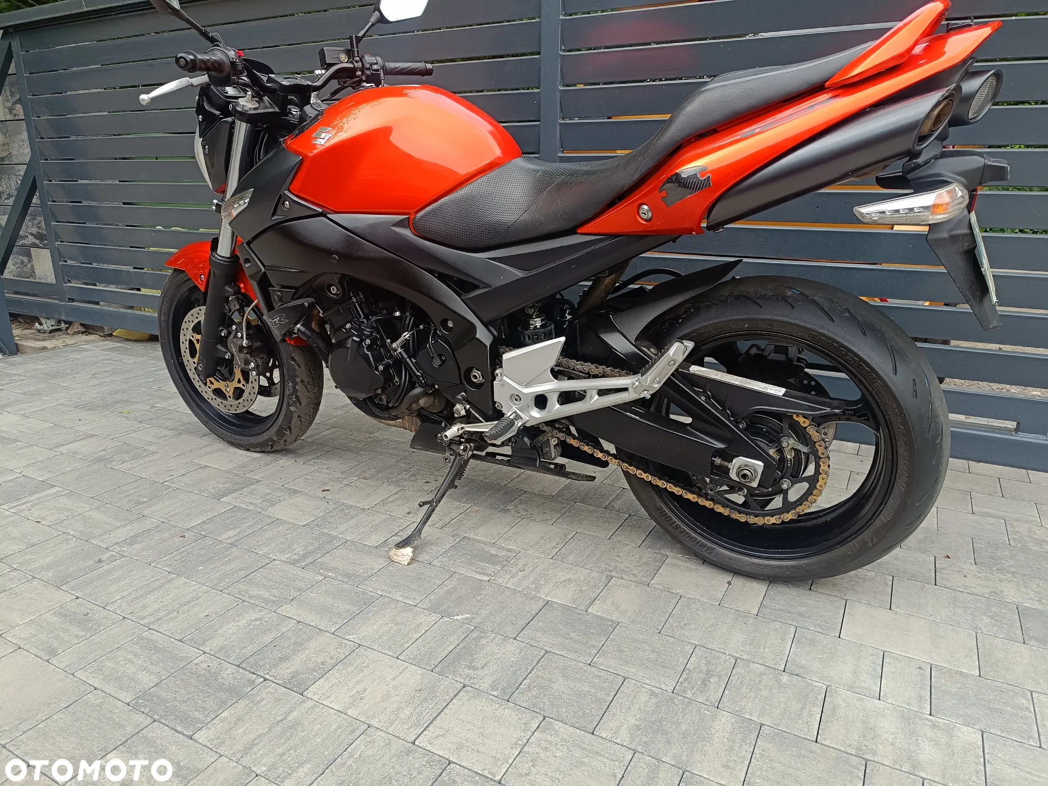 Suzuki GSR - 14