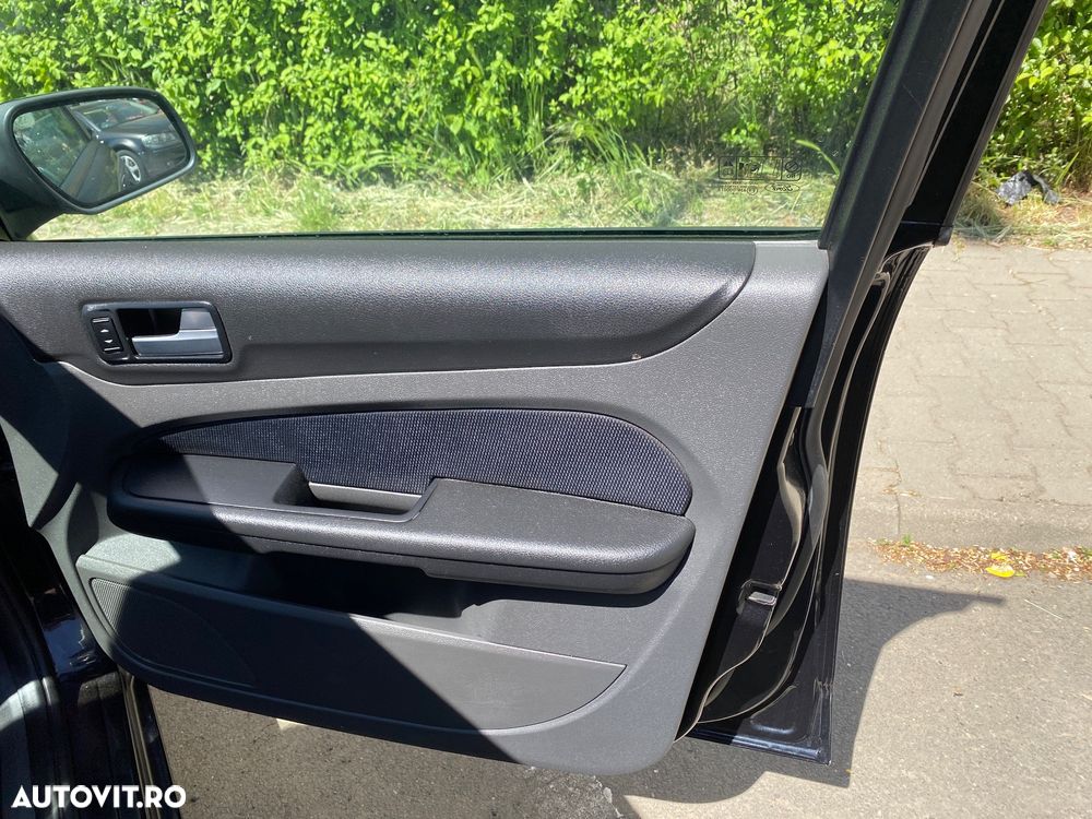 Ford Focus 1.6 Ambiente - 28