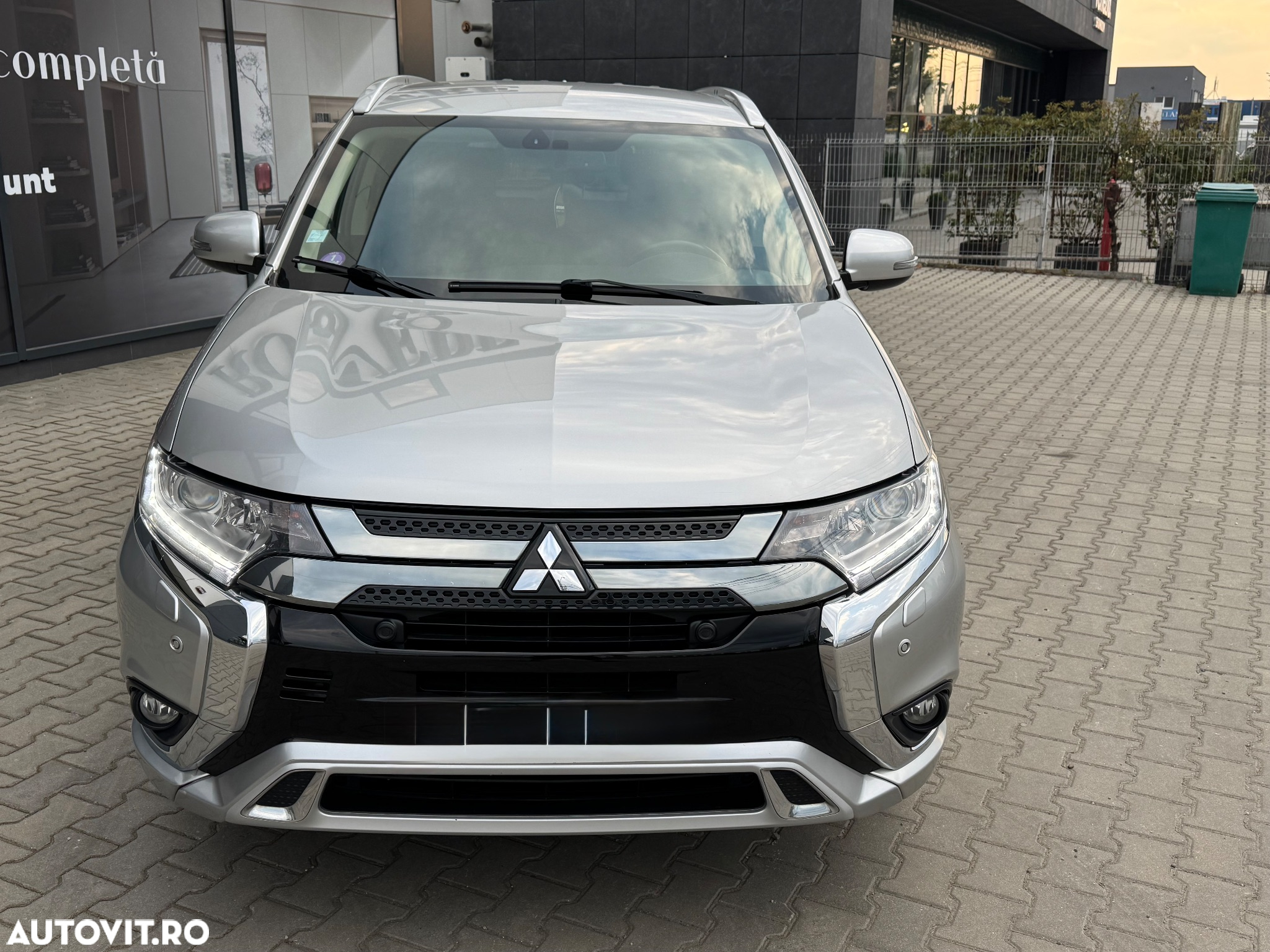 Mitsubishi Outlander 2.4 4WD Plug-In Hybrid Plus - 19