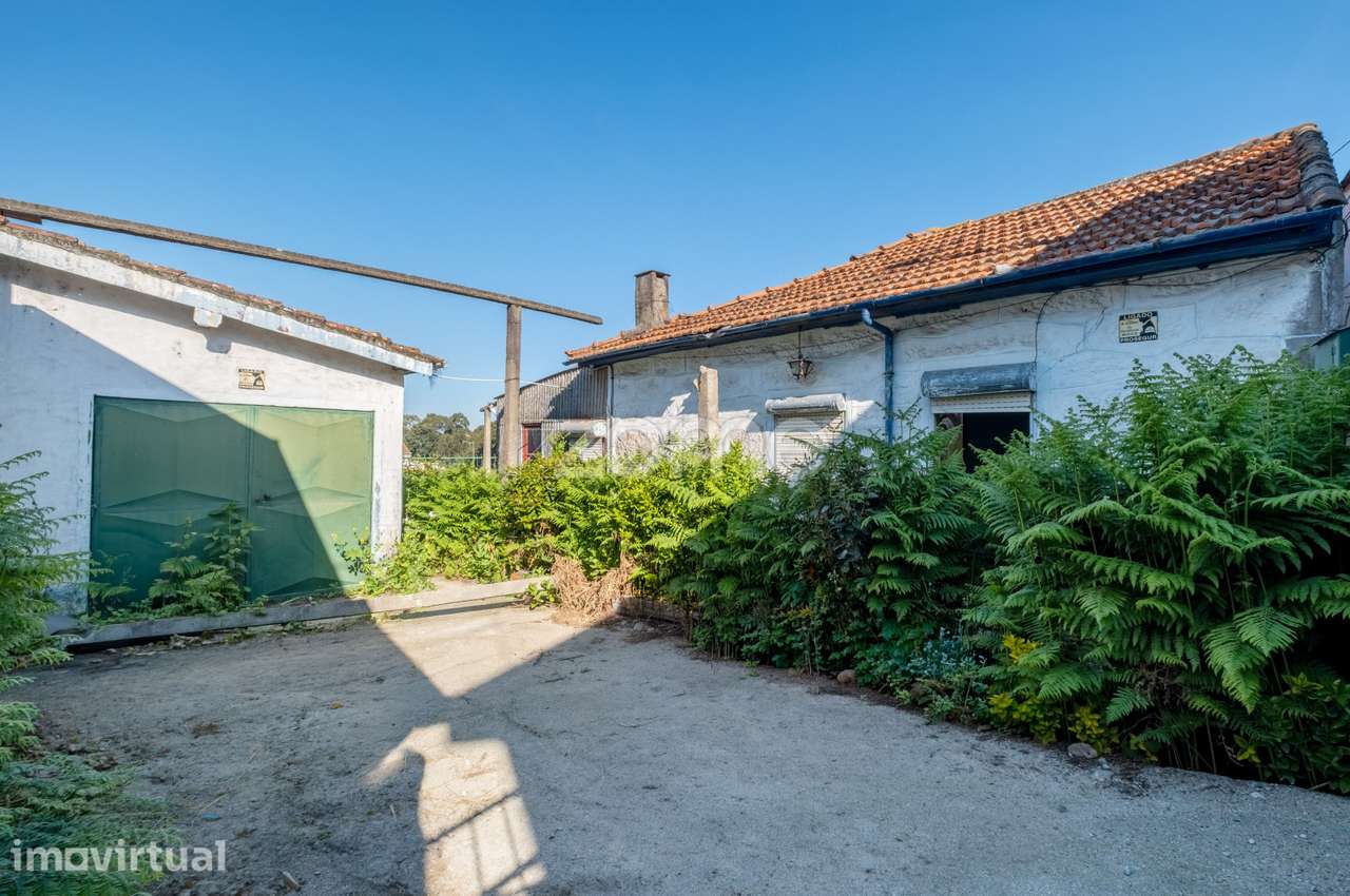 Moradia T2 com garagem e jardim, para reabilitar - Pedrouços, Maia