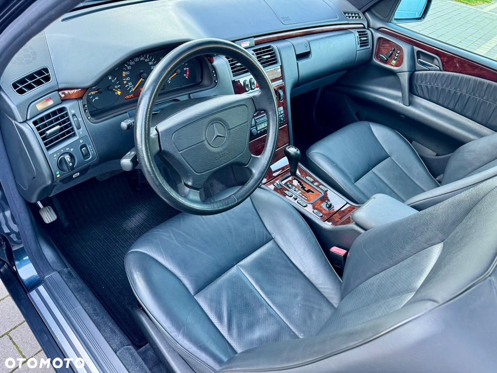 Mercedes-Benz Klasa E 320 T 4-Matic Elegance - 16