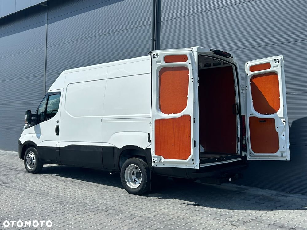 Iveco Daily 35C18 3.0 HPI L3H2 Średniak **Tylko 54tyś. km.**KLIMA**Hak 3,5t.**NA BLIŹNIAKACH**Sprowadzony**2018R** - 8