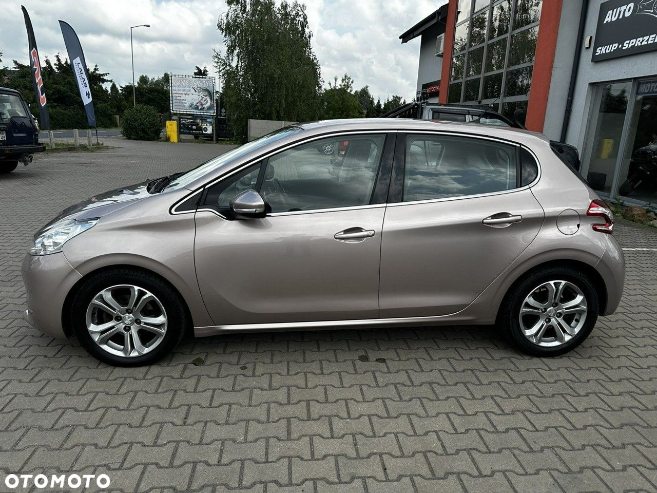 Peugeot 208 - 10