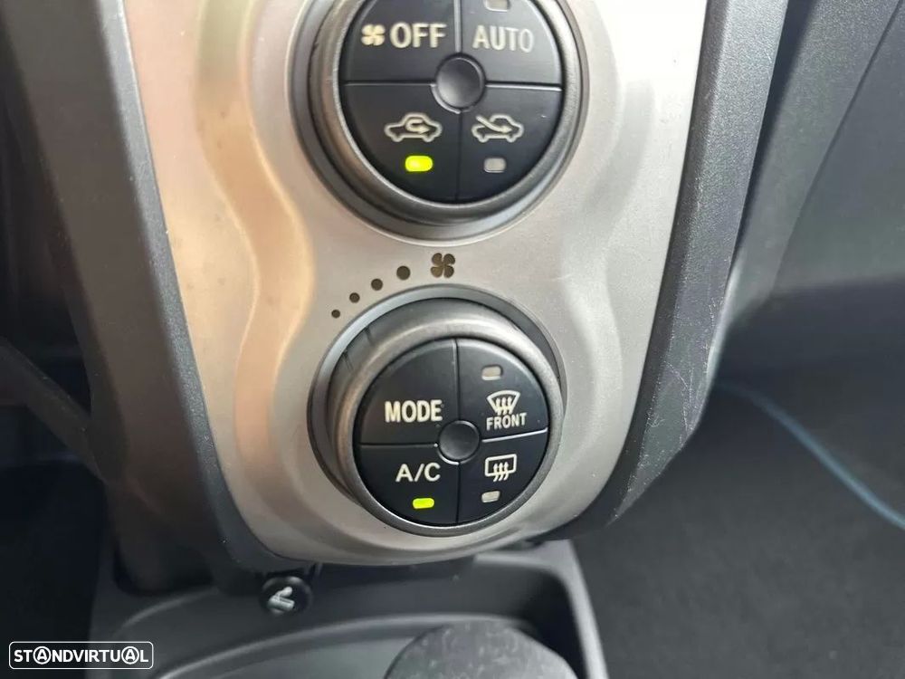 Toyota Yaris 1.0 VVT-i Sol AC+VSC - 29