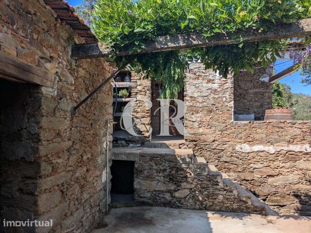 Propriedade encantadora, com casas em pedra para recuperar e terreno e - Grande imagem: 5/41