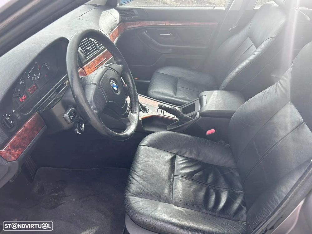 BMW 528 iA - 12