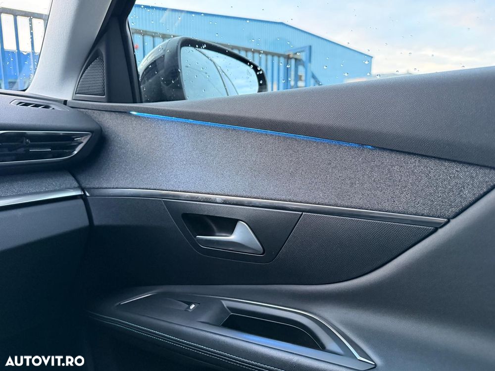 Peugeot 3008 1.2 PureTech Turbo S&S EAT8 Allure - 26