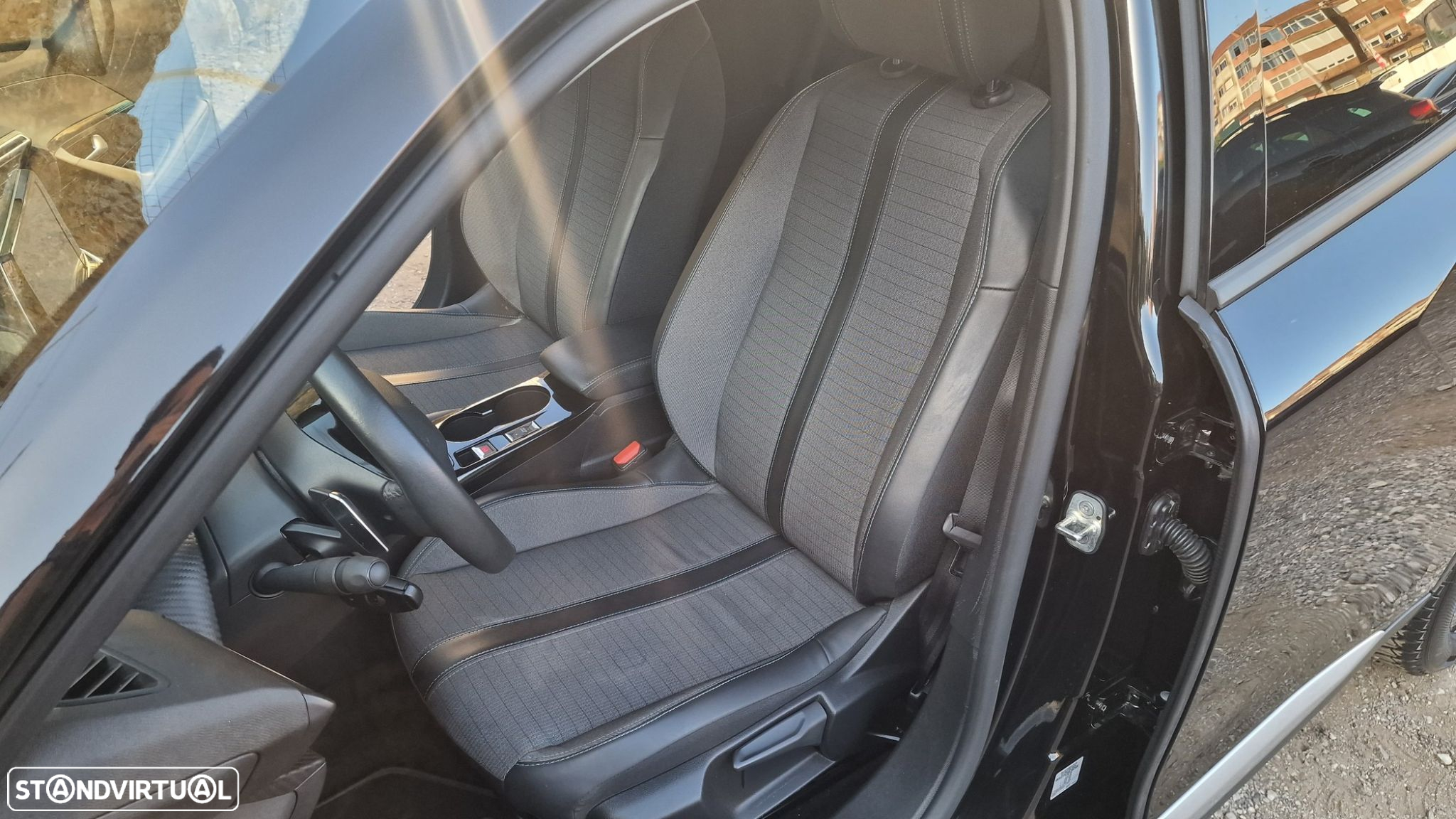 Peugeot 2008 1.5 BlueHDi Allure EAT8 - 29
