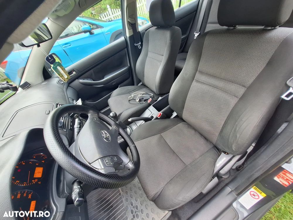 Toyota Avensis 1.6 Sedan Luna - 6