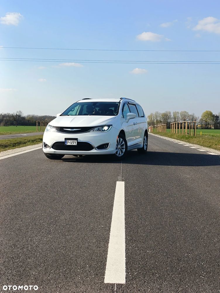 Chrysler Pacifica - 1