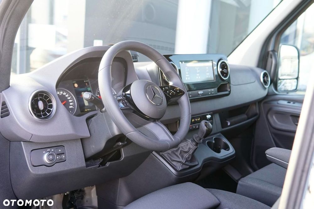 Mercedes-Benz Sprinter - 11
