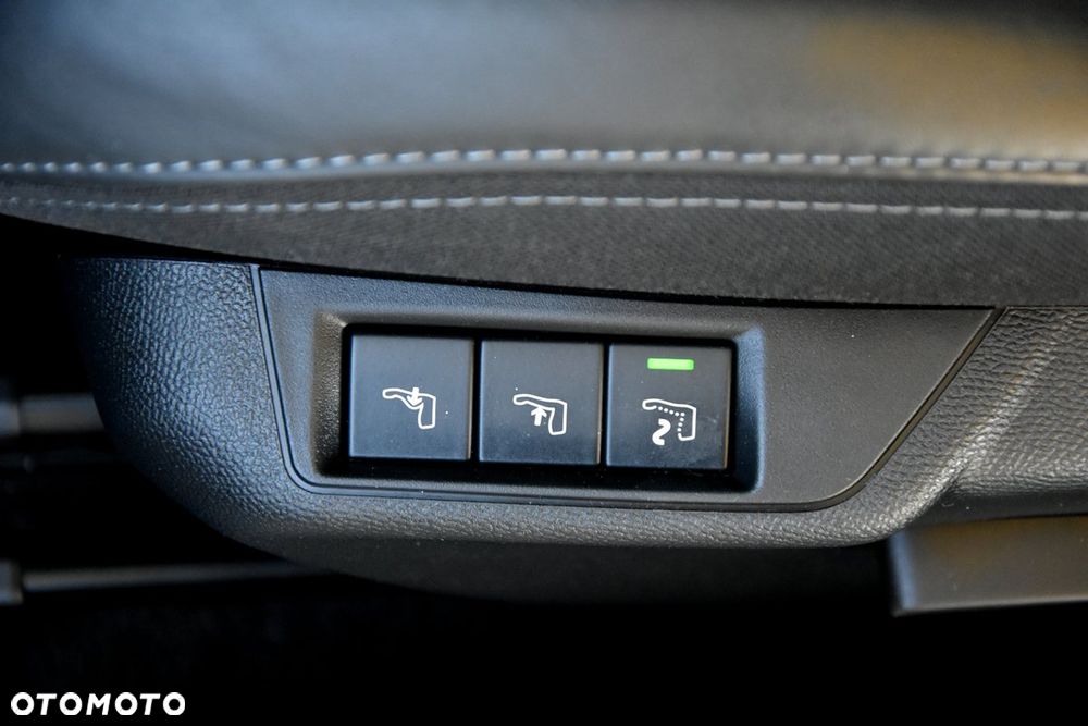 Peugeot 2008 PureTech 130 EAT8 GT - 23