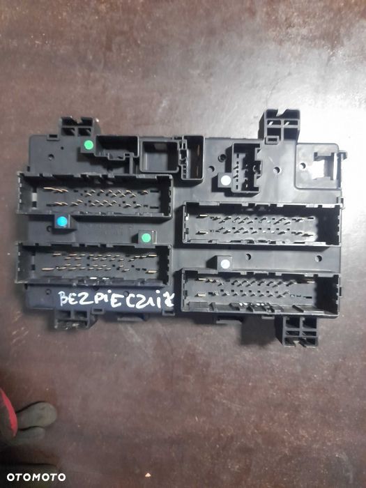 skrzynka bezpieczników jeep grand cherokee wk2 srt - 2