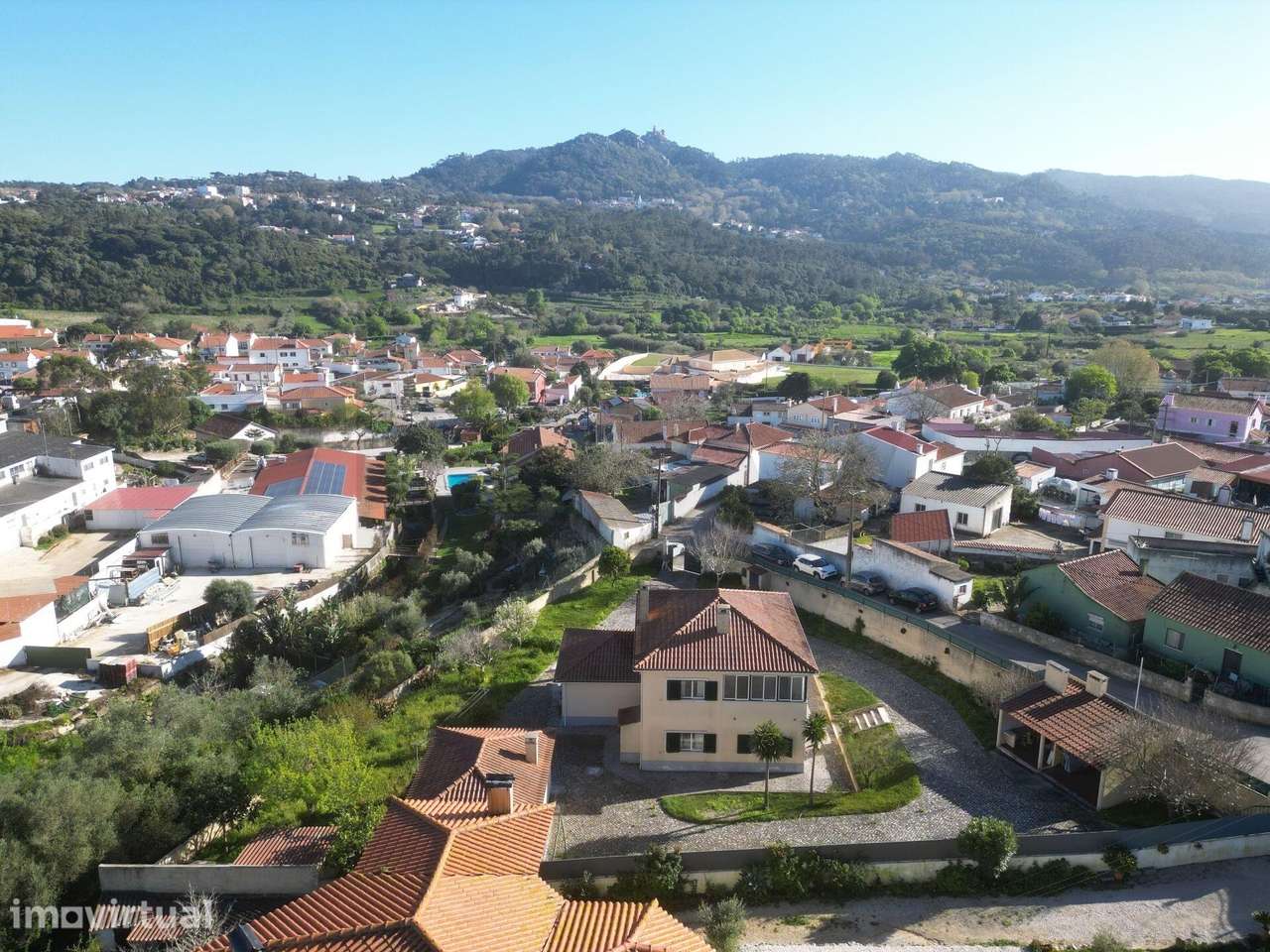 Moradia isolada T4 em Sintra num lote de 1300m2 com apartamento extra - Grande imagem: 3/42