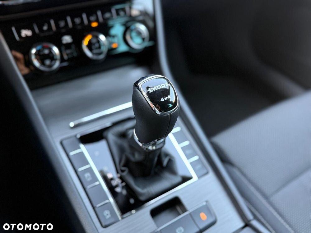 Skoda Superb 2.0 TDI SCR 4x4 Style DSG - 29