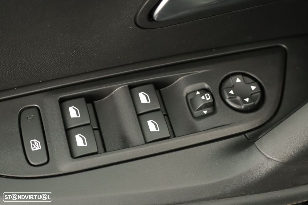 Peugeot e-2008 54 kWh Allure - 21