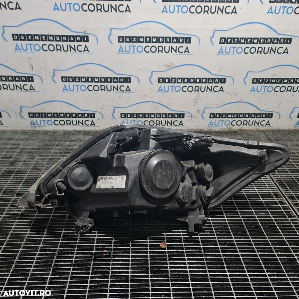 Far Dreapta Ford Kuga 2008 - 2012 SUV 4 Usi (1383) Fara xenon 8V4113W029BE - 2