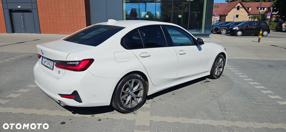 BMW Seria 3 318d mHEV - 4