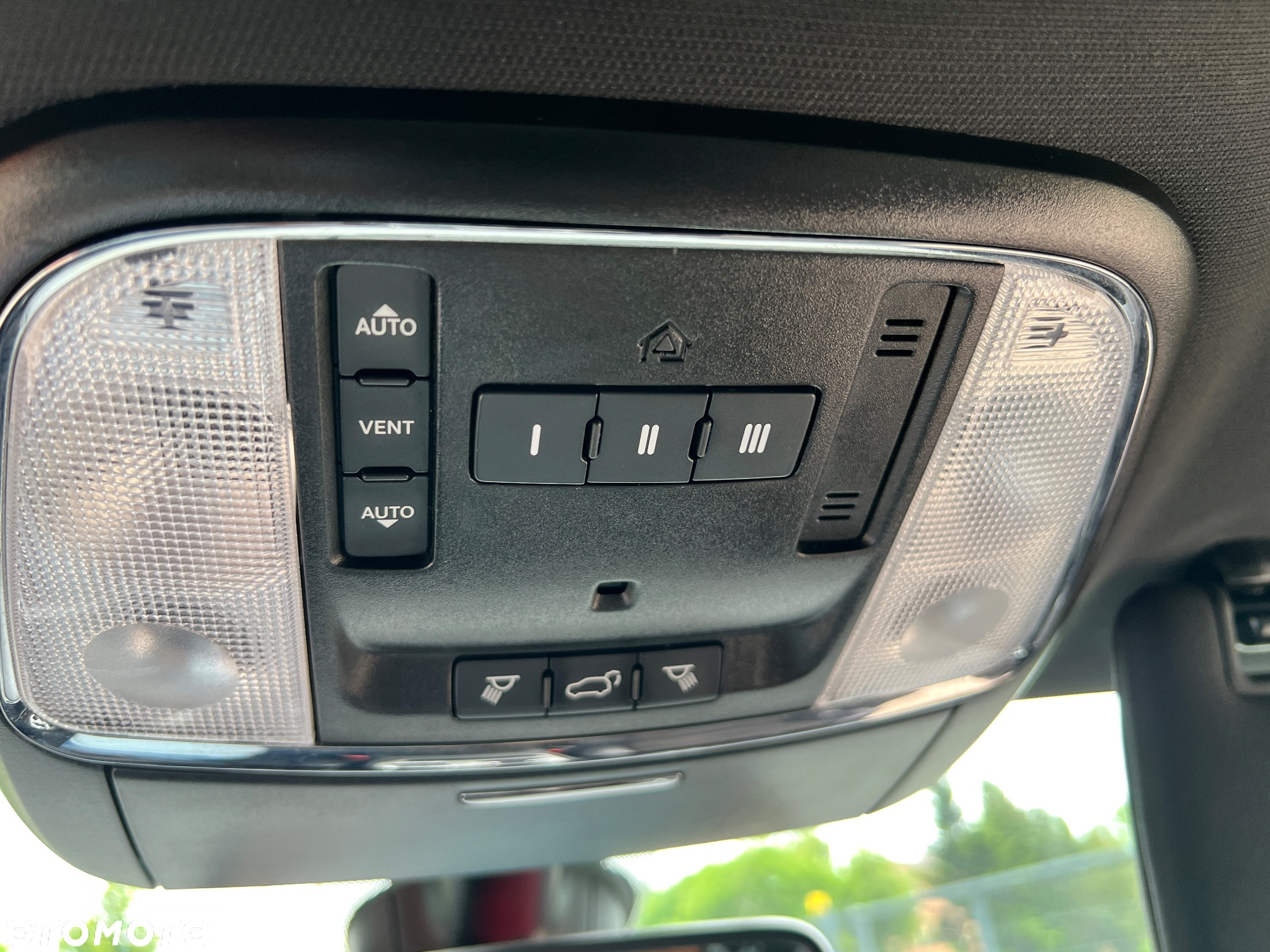 Jeep Grand Cherokee - 24