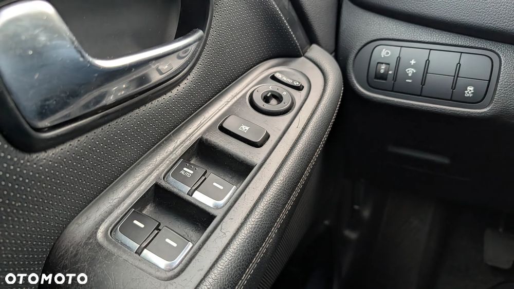 Kia Carens 1.6 GDI Attract - 22
