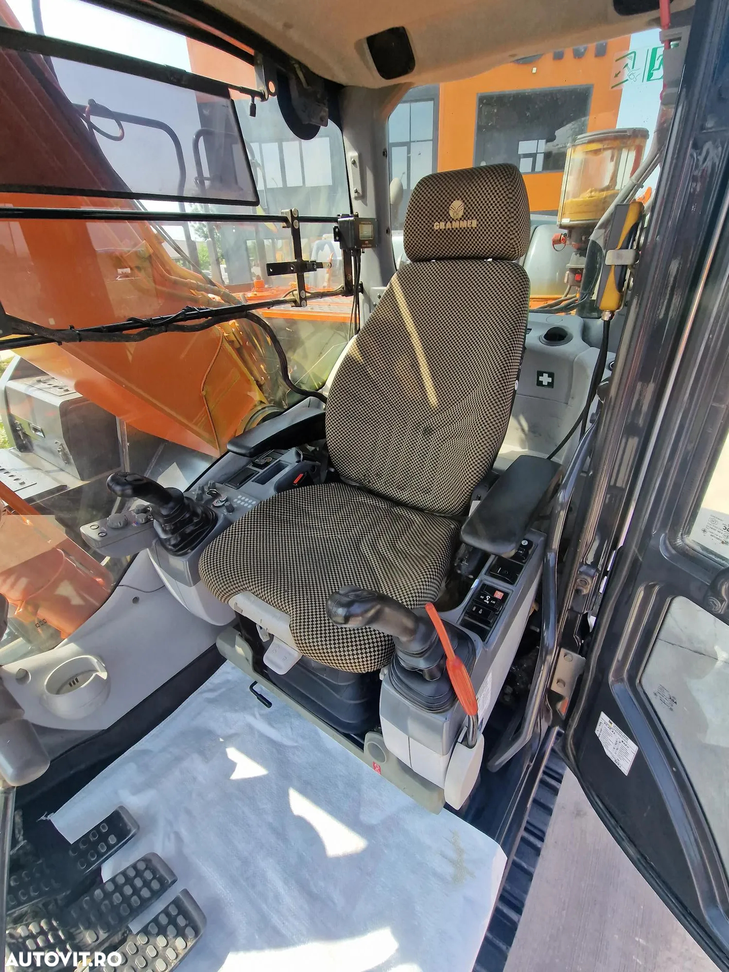 Hitachi ZX250LCN-6, 27,1t, 10.139h, cupa NOUA 1,55mc-76.900 EUR+Tva, gresare automata, Instalatia hdr de picon, inst hidr rotire atasament, lant 80%, camera spate si lateral, pregatire 3D, SUPER INTRETINUT-posibilitate leasing-PROMOTIE 76900 EUR+Tva - 10