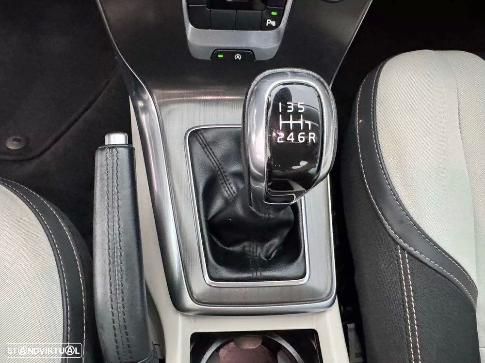 Volvo V40 Cross Country 2.0 D4 Momentum - 20