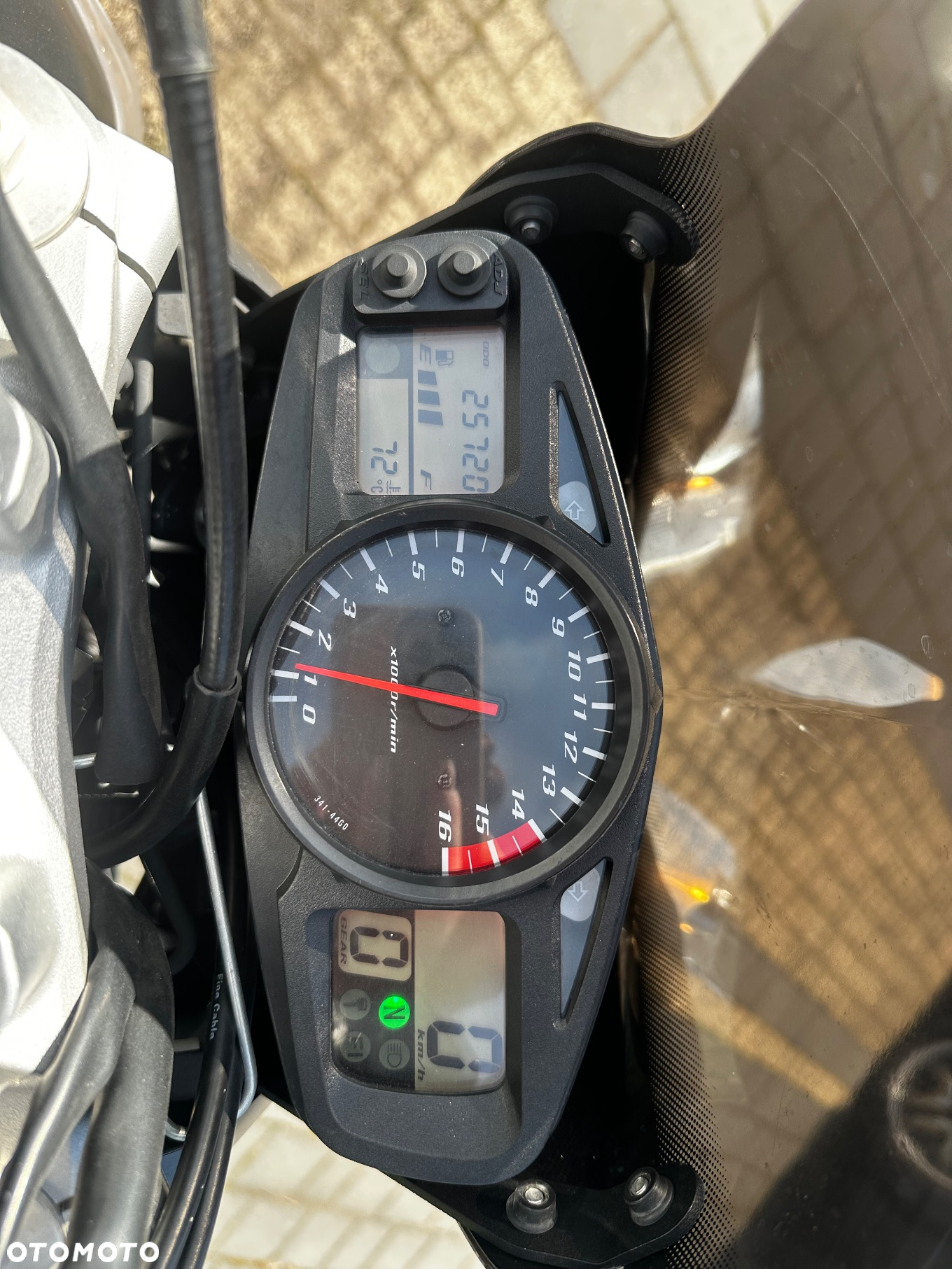 Suzuki GSR - 10