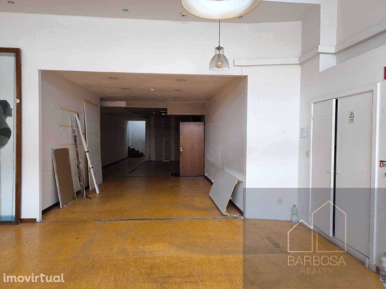 Loja de rua c/ 2 pisos, 3 WCs, 227m2 - zona movimentada Porto - Grande imagem: 4/15