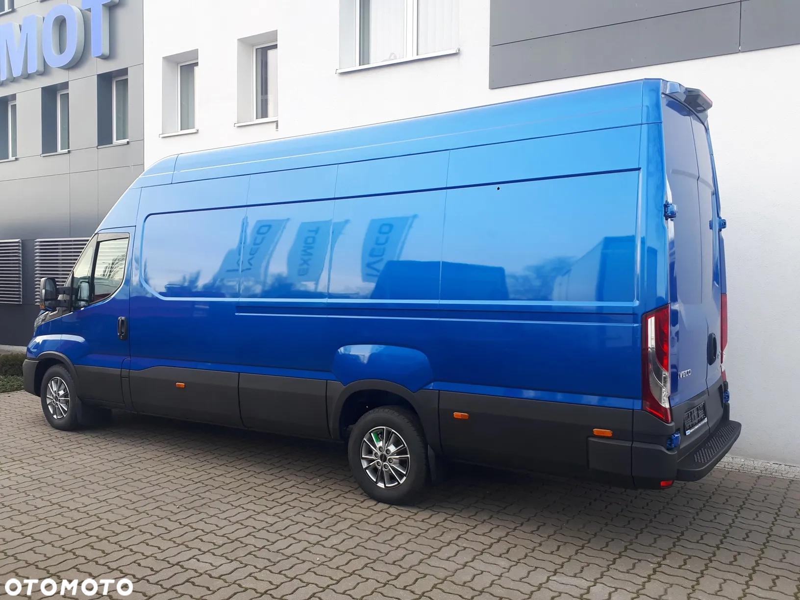 Iveco 35S21HA8V, dach 2,1m, niebieski metalizowany - 3