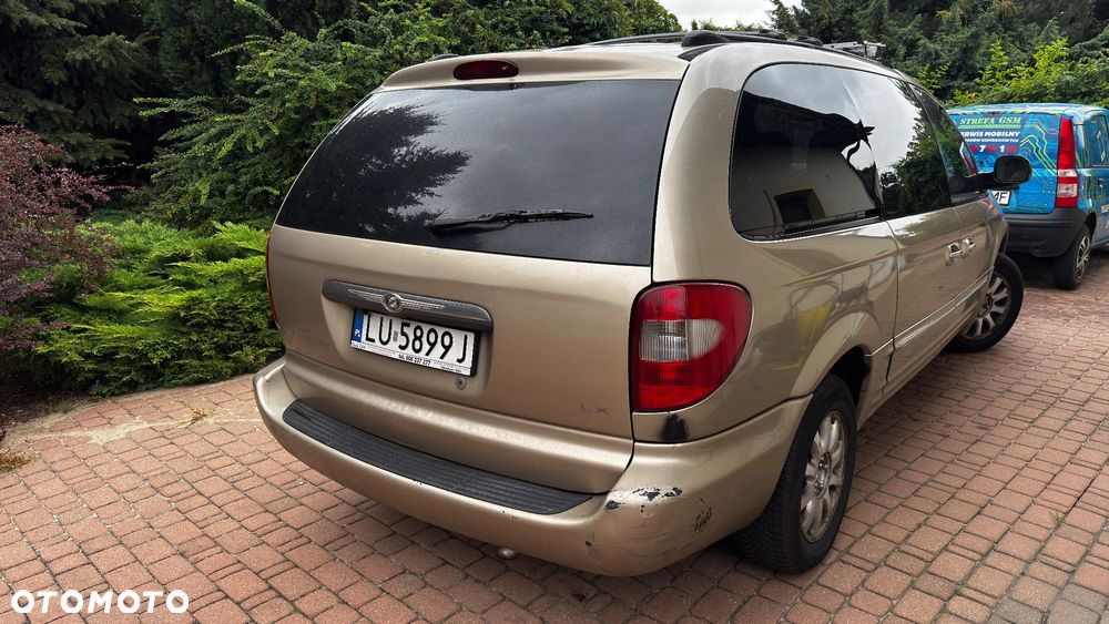 Chrysler Town & Country - 3