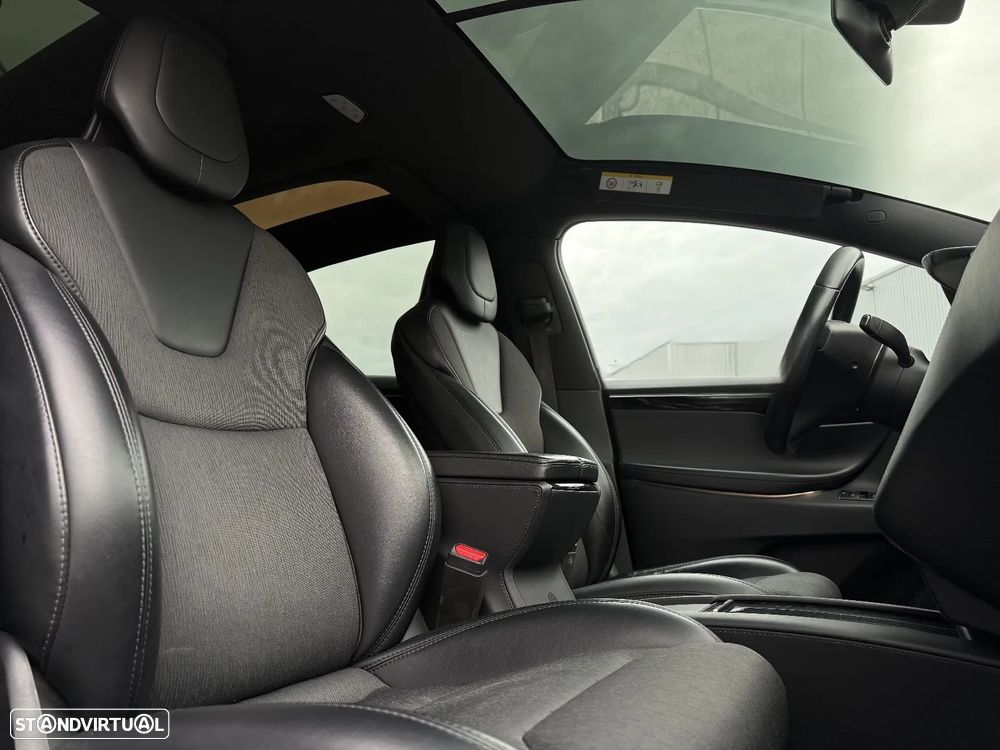Tesla Model X - 10
